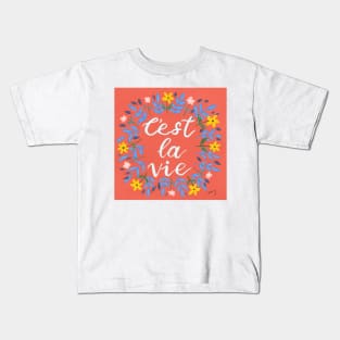 C'est La Vie Coral Red | Floral Wreath | Quote Kids T-Shirt